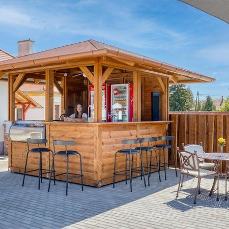 100 Eves Fogado Bed and Breakfast Szatymaz Eksteriør billede