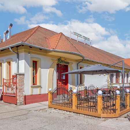 100 Eves Fogado Bed and Breakfast Szatymaz Eksteriør billede