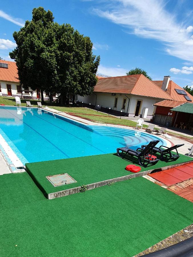100 Eves Fogado Bed and Breakfast Szatymaz Eksteriør billede