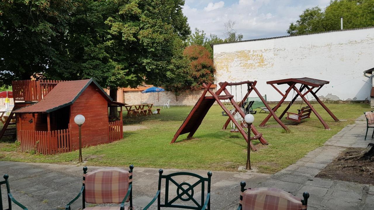 100 Eves Fogado Bed and Breakfast Szatymaz Eksteriør billede