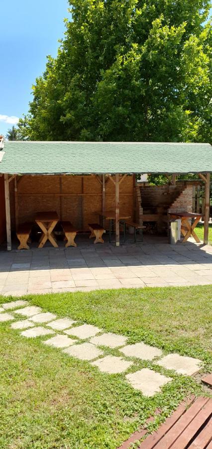 100 Eves Fogado Bed and Breakfast Szatymaz Eksteriør billede