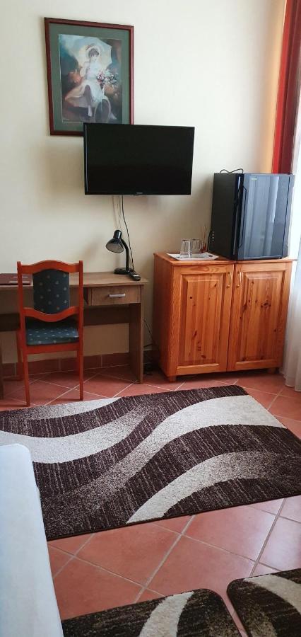 100 Eves Fogado Bed and Breakfast Szatymaz Eksteriør billede