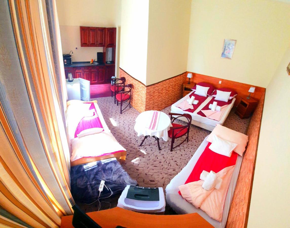 100 Eves Fogado Bed and Breakfast Szatymaz Eksteriør billede