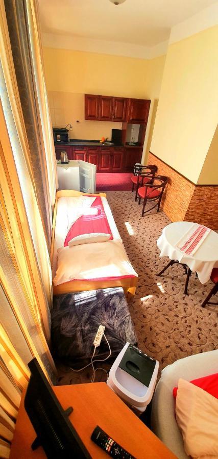 100 Eves Fogado Bed and Breakfast Szatymaz Eksteriør billede