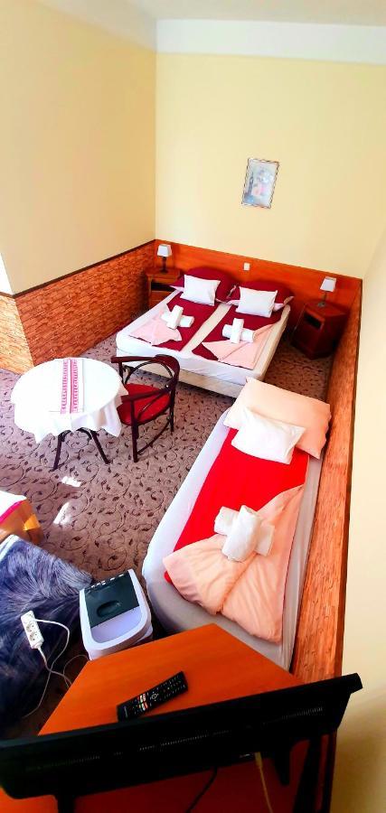 100 Eves Fogado Bed and Breakfast Szatymaz Eksteriør billede
