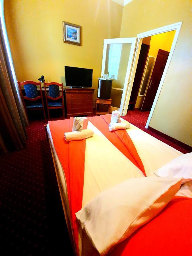 100 Eves Fogado Bed and Breakfast Szatymaz Eksteriør billede