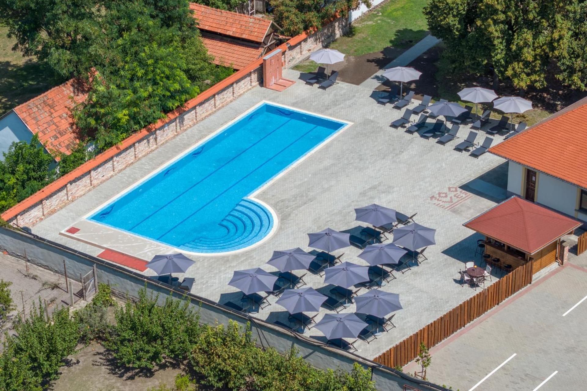 100 Eves Fogado Bed and Breakfast Szatymaz Eksteriør billede