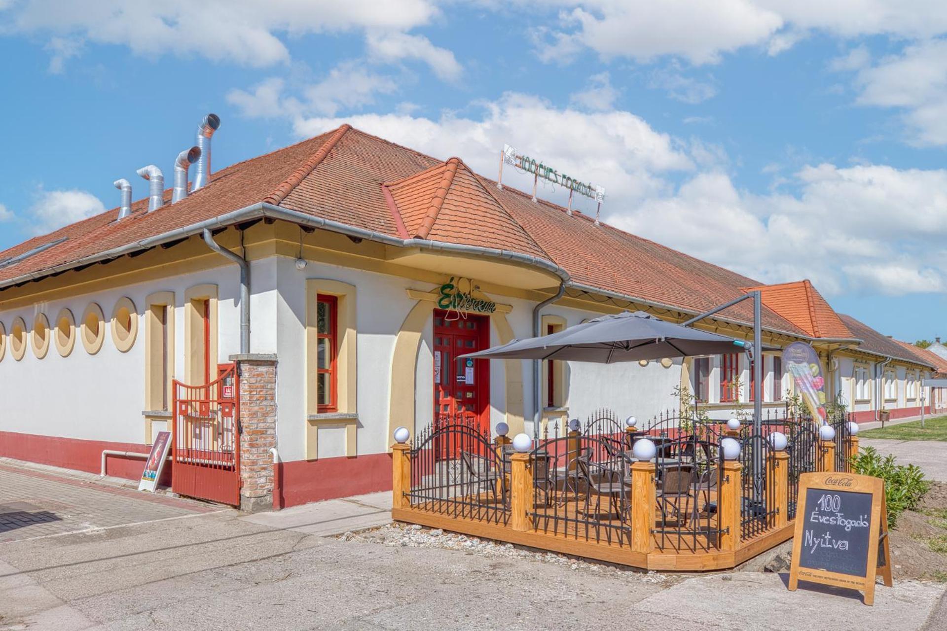 100 Eves Fogado Bed and Breakfast Szatymaz Eksteriør billede