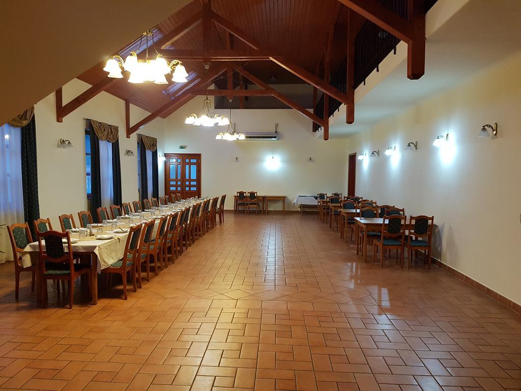 100 Eves Fogado Bed and Breakfast Szatymaz Eksteriør billede