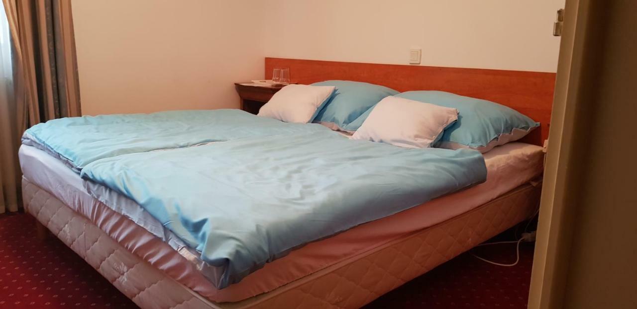 100 Eves Fogado Bed and Breakfast Szatymaz Eksteriør billede
