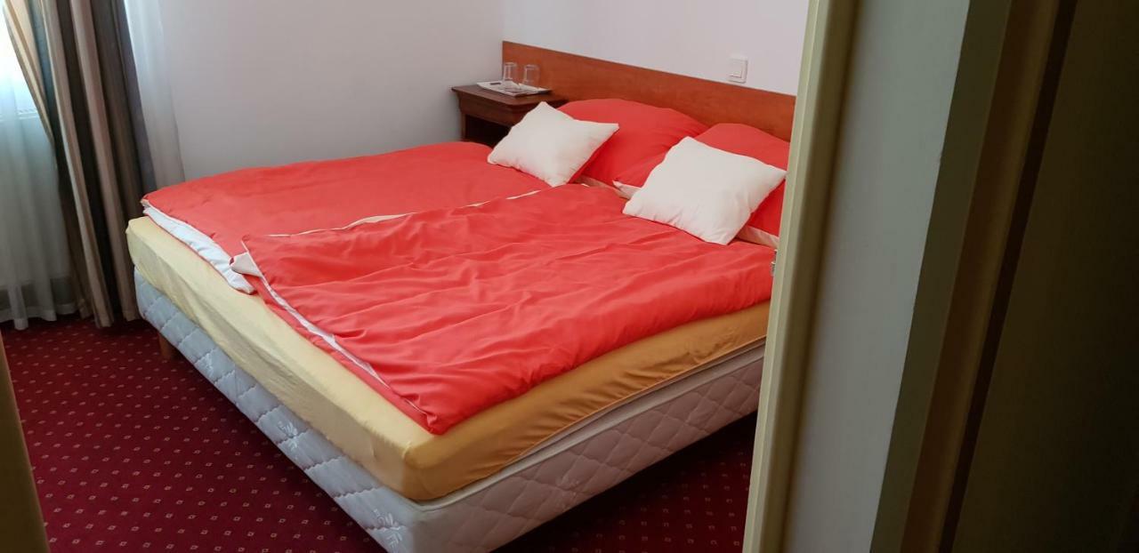 100 Eves Fogado Bed and Breakfast Szatymaz Eksteriør billede