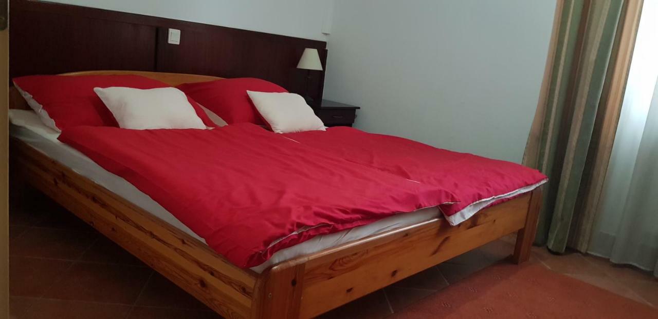 100 Eves Fogado Bed and Breakfast Szatymaz Eksteriør billede