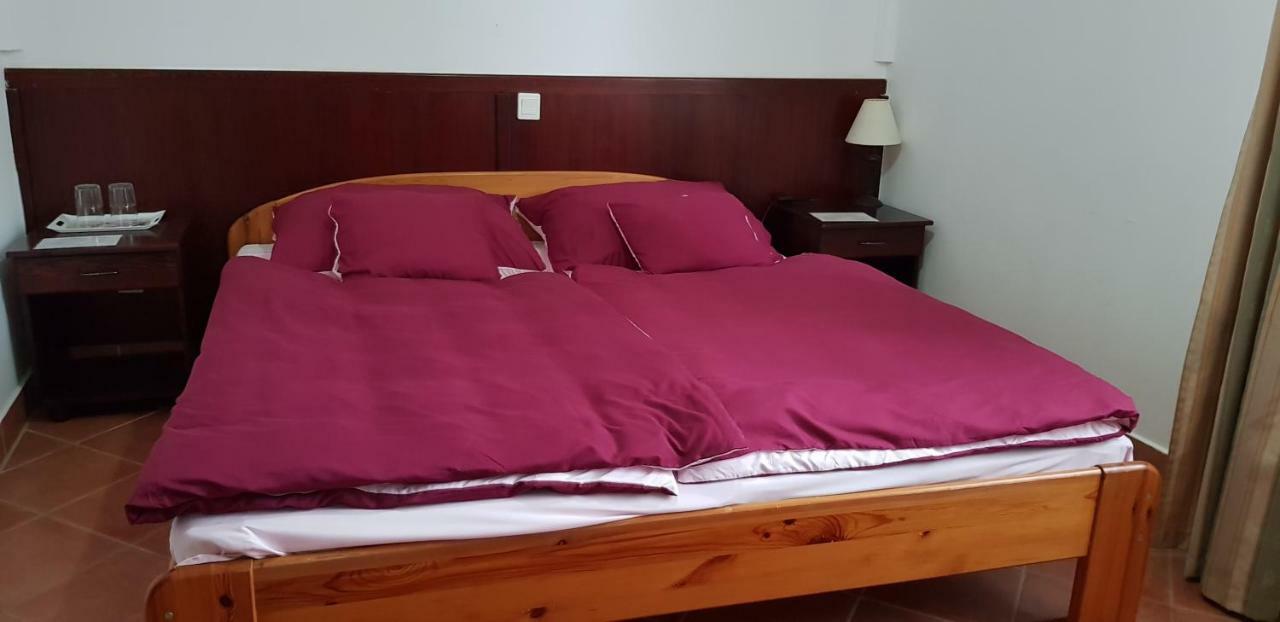 100 Eves Fogado Bed and Breakfast Szatymaz Eksteriør billede
